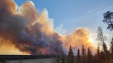Incendios forestales difíciles de manejar arrasan Canadá y amenazan a una comunidad marcada por una catástrofe pasada