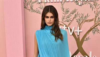 Kaia Gerber con camiseta asimétrica, pantalón de vestir, botines Chelsea y cinturón ancho o el viaje a 2004 que no podíamos esperar