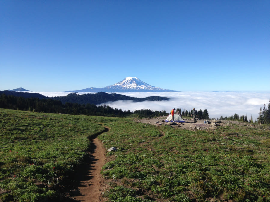 Volunteers maintain Pacific Crest Trail in central Washington