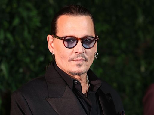 Johnny Depp habría iniciado un romance con una modelo 33 años menor que él