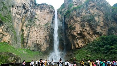 尷尬…號稱「亞洲最高瀑布」竟造假？遊客登頂傻眼：是用水管放水 | 蕃新聞