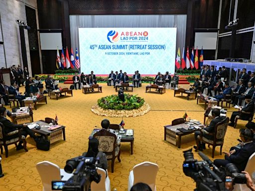 SE Asian summit urges end to Myanmar violence but struggles for solutions