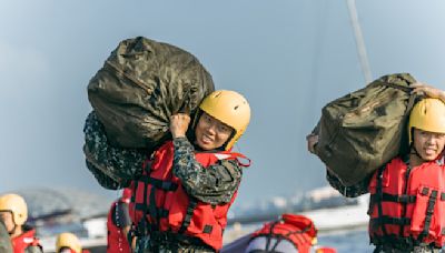 空降神兵！大鵬灣海上跳傘精準著陸 首度出現3特戰女兵 - 軍事
