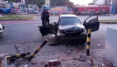 Brutal choque en La Boca: un auto impactó contra varios pilares de hierro y una base de cemento