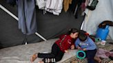 Niños de Gaza lloran a sus padres muertos por los bombardeos israelíes
