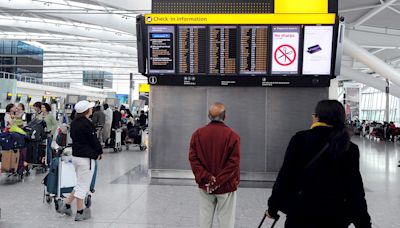 Dos ecologistas detenidos por rociar con pintura paneles en el aeropuerto de Heathrow