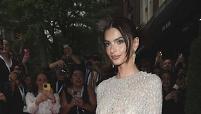 El vestido transparente de Emily Ratajkowski para la Met Gala 2024 que no deja nada a la imaginación