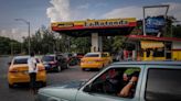 Choferes cubanos sufren largas colas para conseguir diésel