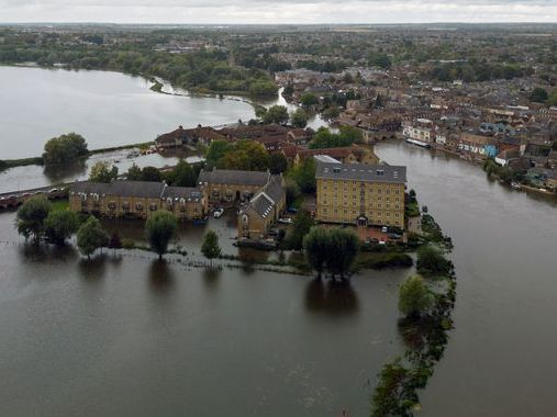 UK weather: Amber warning for heavy rain issued by Met Office - with 'rivers continuing to rise'