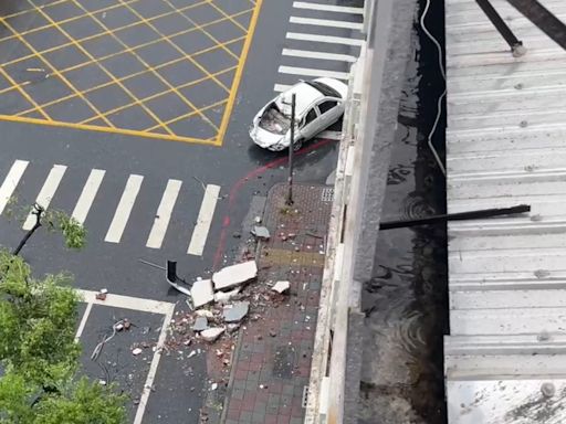 那魯灣旅店招牌狠砸2車！火車航班被取消 法國遊客困花蓮