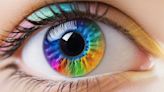 Los oftalmólogos desaconsejan la intervención para cambiar el color de ojos: "Provoca graves descompensaciones corneales"