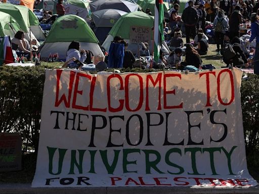 Al menos 150 personas son detenidas durante las protestas propalestinas en la Universidad de Nueva York - La Tercera