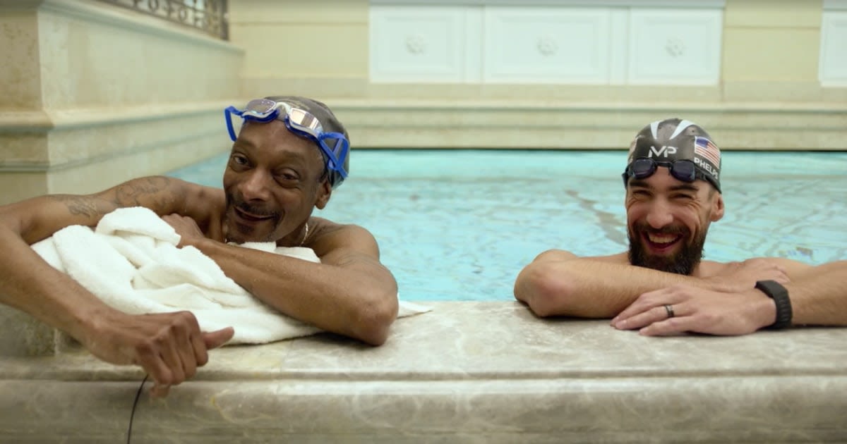 Snoop Dogg tests out his 'lung power' in pool with Michael Phelps