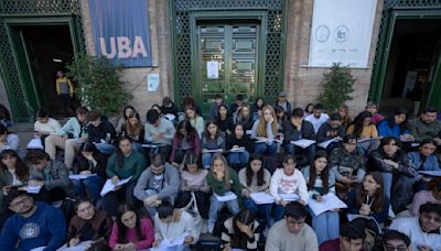 Docentes y estudiantes argentinos protestan por el ajuste que afecta a Universidad de Buenos Aires