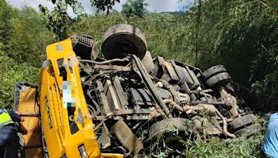 支援搶修阿里山里佳部落 台電工程車翻覆2人脫困 | 蕃新聞