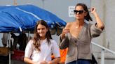 Suri, una de las hijas de Tom Cruise, da sus primeros pasos en el mundo del arte de la mano de su mamá