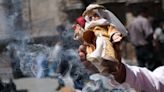 Cientos de creyentes en Bolivia celebran el Día de Reyes Magos junto a los ritos andinos