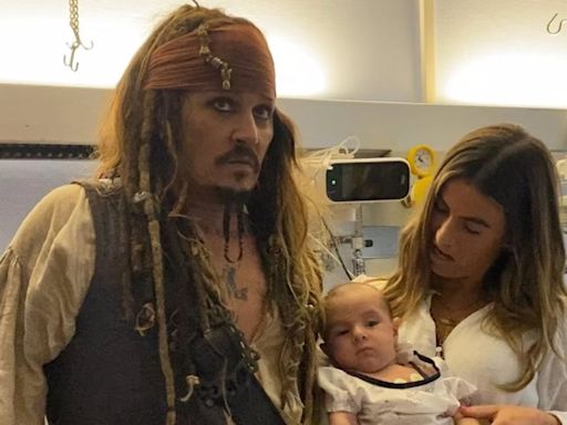 Johnny Deep sorprende a los niños ingresados en el hospital de San Sebastián vestido como Jack Sparrow