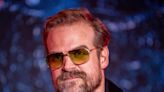 Stranger Things: David Harbour dice que los jóvenes coprotagonistas se encuentran “en terreno minado”