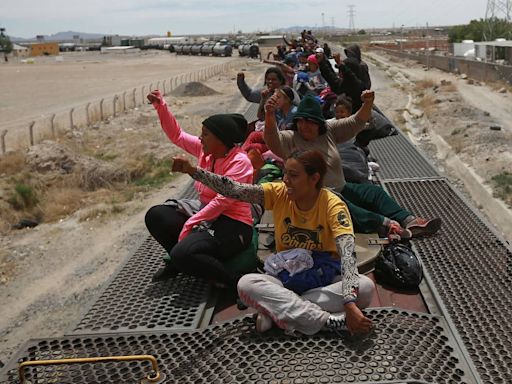 Miles de migrantes que llegan en tren a mexicana Ciudad Juárez deambulan por el Río Bravo