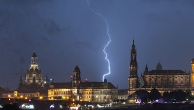 Wetter im Ticker - Blitzeinschlag in Dresdner Supermarkt - Mann und Frau (50) verletzt