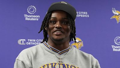 Vikings DC Brian Flores compares first-rounder Dallas Turner to Dont'a Hightower