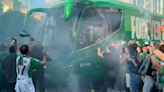 Éxtasis en la afición del Betis con la salida de los jugadores hacia el Villamarín: 'bengaleo' y fuegos artificiales