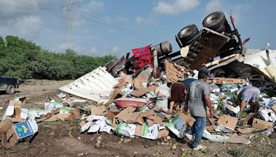 FOTOS: Aprovechan muerte de chofer para hacer rapiña de limones en Tamaulipas