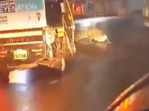 Crocodile in Ratnagiri Viral Video: Watch an 8-foot-long Crocodile roaming on road in Maharashtra
