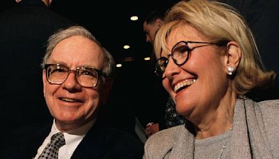 Warren Buffett says the key to a long marriage is 'low expectations' — how he applies that to his portfolio