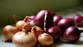 Los beneficios de comer cebolla y las diferencias que hay entre elegir consumirla cruda o cocida