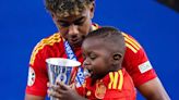 La imagen más tierna de la Eurocopa 2024: Lamine Yamal y su hermano Keyne con el premio a mejor jugador joven