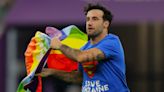 Aficionado desafía a Qatar 2022 con bandera LGBT y se mete al campo del Portugal vs Uruguay