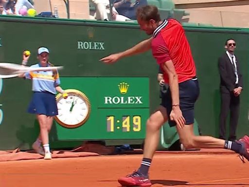 El show de Daniil Medvédev: reventó su raqueta, insultó al juez de silla y provocó el caos en el Masters 1000 de Montecarlo