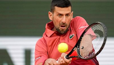 Novak Djokovic inicia la defensa de su título del Abierto de Francia con una titubeante victoria