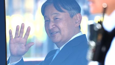 Sweet moment Emperor Naruhito is met with cheers from royal fans