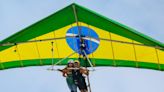 Ex-mulher de Lucas Buda, do BBB 24, Camila Moura voa de asa-delta no Rio de Janeiro