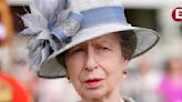 Princesa Ana Inglaterra sale hospital lesión cabeza