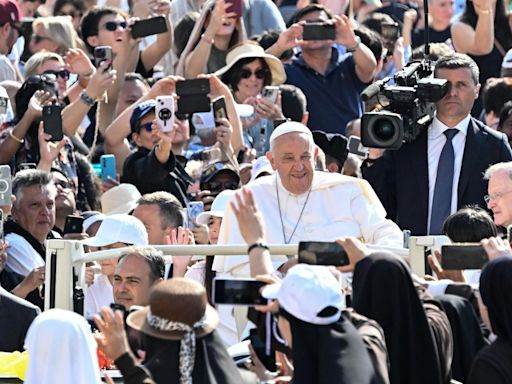 Semana negra de meteduras de pata del Papa Francisco: "Los cotilleos son cosa de mujeres"