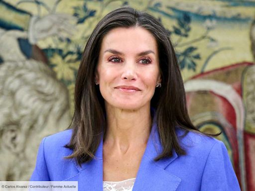 Letizia d’Espagne sublime en robe midi fleurie fuchsia et sandales d’été