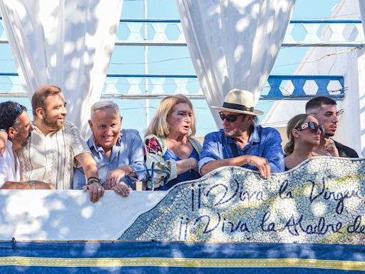 Los Mohedano y los Flores, una piña en la procesión de la Virgen de Regla