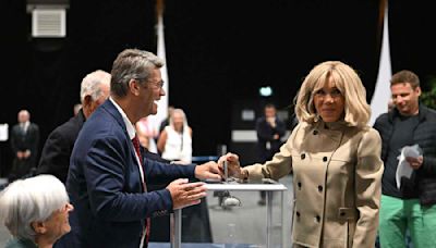 La bourde de Brigitte Macron dans son bureau de vote lors du premier tour des élections législatives