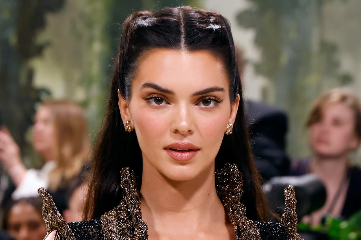 Kendall Jenner's Barefoot Louvre Pics Are Going Viral