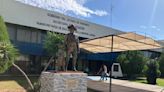 Develan estatua de Gral. Francisco Villa y Nellie Campobello en Subsecretaría de Educación