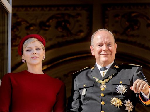 Albert et Charlène de Monaco deviennent parrain et marraine lors d’une visite de chantier