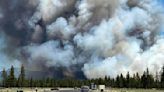 Ráfagas de viento impulsan un incendio en el centro de Oregon y provocan evacuaciones