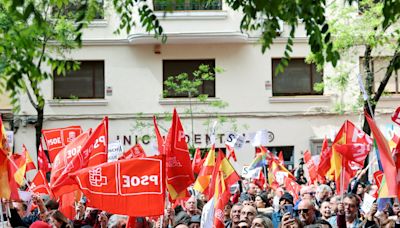 Unos 10.000 militantes socialistas se concentran en Madrid para mostrar su apoyo a Pedro Sánchez y pedirle que no renuncie a la presidencia