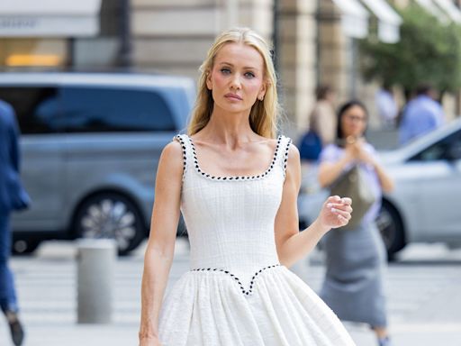 Este vestido 'vintage' de Chanel visto en París ya lo llevó una estrella del 'pop': ¿recuerdas quién?