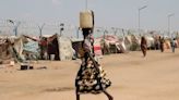 Bajo estrés bélico, los refugiados se agolpan por una garrafa de agua en Sudán del Sur