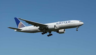 United Airlines threatens to remove everyone if Business Class passengers didn't give seats to crew